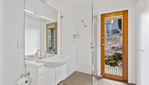 Shower, towels - Panorama at Rosedale (Rosedale)