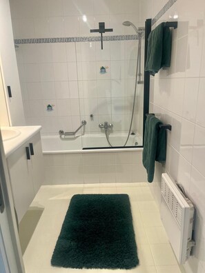 Shower, hair dryer, towels, shampoo - Cozy Koksijde Apartment Near Beach (Koksijde)