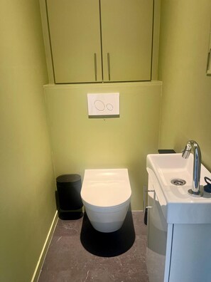 Shower, hair dryer, towels, shampoo - Cozy Koksijde Apartment Near Beach (Koksijde)