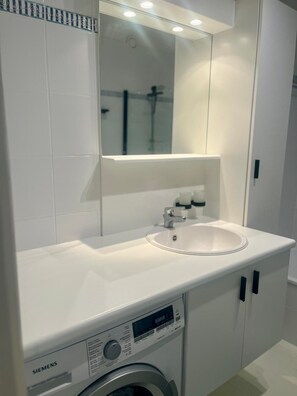 Shower, hair dryer, towels, shampoo - Cozy Koksijde Apartment Near Beach (Koksijde)