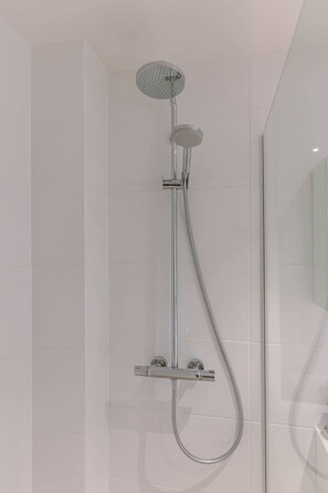 Shower, hair dryer, towels, shampoo - Casiola - Bright modern apartment close to the cas (Oostende)