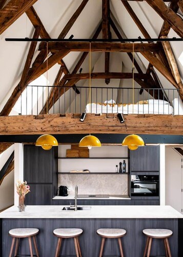 Bright loft w/ beams & mezzanine
