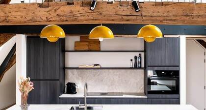 Bright loft w/ beams & mezzanine