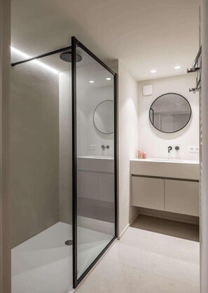 Shower, hair dryer, towels, shampoo - Casiola - City-view loft with wooden beams and mezzanine (Gent)