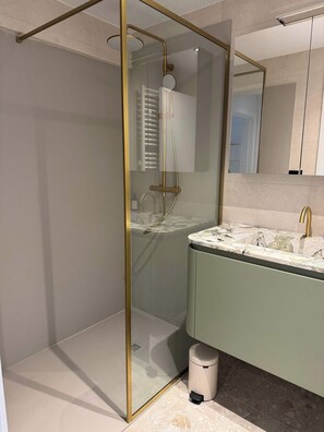 Shower, hair dryer, towels, shampoo - Modern Seaside Apartment Stay Near Beach (Knokke-Heist)