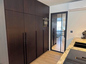 Fridge, microwave, oven, dishwasher - Modern Seaside Apartment Stay Near Beach (Knokke-Heist)