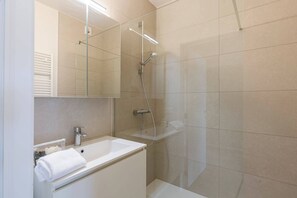 Shower, hair dryer, towels, shampoo - Cozy Apartment Near Beach in Middelkerke (Middelkerke)
