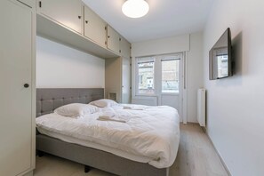 2 bedrooms, iron/ironing board, WiFi