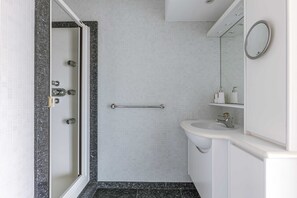 Dusche, Haartrockner, Handtücher, Shampoo