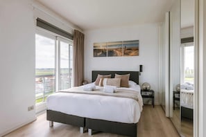 3 bedrooms, iron/ironing board, travel cot, WiFi - Waterfront retreat w/ pool & balcony (Knokke-Heist)
