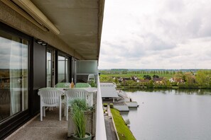 Outdoor dining - Waterfront retreat w/ pool & balcony (Knokke-Heist)