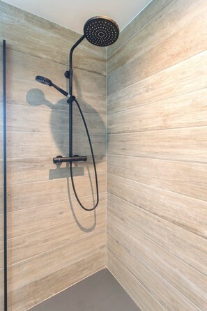 Shower, hair dryer, towels, shampoo - Casiola - Spacious 3 bedroom apartment with private garage (Knokke-Heist)