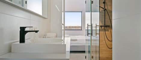 Douche, séchoir à cheveux, serviettes fournies, shampooing