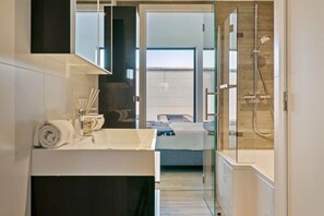 Shower, hair dryer, towels, shampoo - Casiola - Spacious 3 bedroom apartment with private garage (Knokke-Heist)