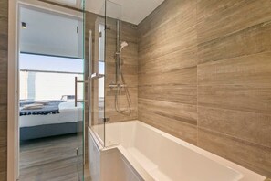 Shower, hair dryer, towels, shampoo - Casiola - Spacious 3 bedroom apartment with private garage (Knokke-Heist)
