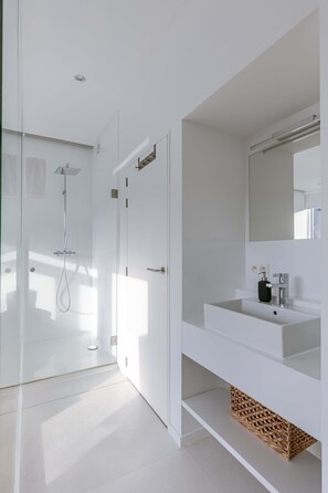 Een douche, een haardroger, handdoeken, shampoo