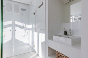 Dusche, Haartrockner, Handtücher, Shampoo
