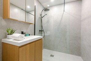 Shower, hair dryer, towels, shampoo - Luminous family apartment with magnificent view (Oostende)