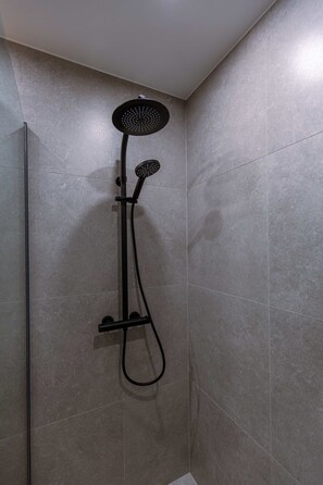 Shower, hair dryer, towels, shampoo - Luminous family apartment with magnificent view (Oostende)