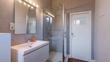 Shower, hair dryer, towels, shampoo