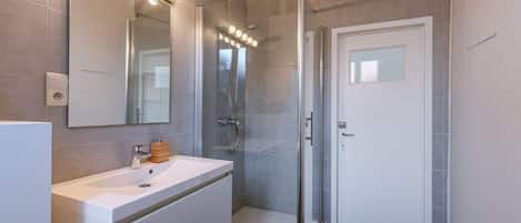 Douche, sèche-cheveux, serviettes fournies, shampoing