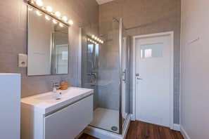 Douche, sĂšche-cheveux, serviettes fournies, shampoing