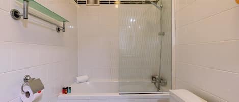 Dusche, Haartrockner, Handtücher, Shampoo