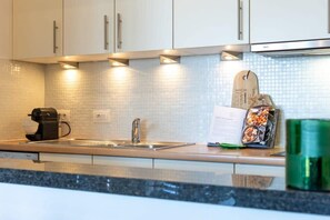 Fridge, microwave, stovetop, dishwasher - Frontal Sea View Studio in Knokke Center, 2 Bikes (Knokke-Heist)