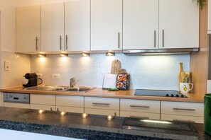 Fridge, microwave, stovetop, dishwasher - Frontal Sea View Studio in Knokke Center, 2 Bikes (Knokke-Heist)