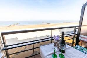 Outdoor dining - Frontal Sea View Studio in Knokke Center, 2 Bikes (Knokke-Heist)