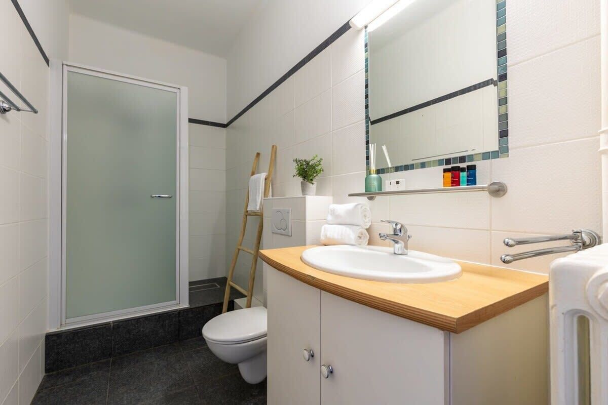 Shower, hair dryer, towels, shampoo
