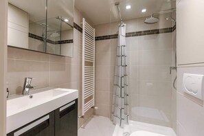 Dusche, Haartrockner, Handtücher, Shampoo