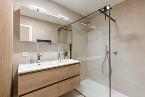 Shower, hair dryer, towels - Casiola - Beautiful apartment overlooking the mari (Oostende)