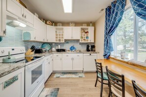 Fridge, microwave, oven, stovetop - Island Bay Dreams by Seaside Vacations & Sales (Chincoteague Island)