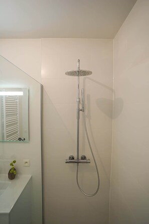 Shower, hair dryer, towels, shampoo - Casiola - Seaside apartment with parking (Oostende)
