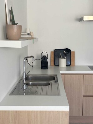 Fridge, microwave, oven, stovetop - Casiola - Seaside apartment with parking (Oostende)