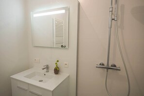 Shower, hair dryer, towels, shampoo - Casiola - Seaside apartment with parking (Oostende)