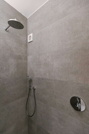 Shower, hair dryer, towels, shampoo - Casiola - New apartment with beautiful sea view (Oostende)