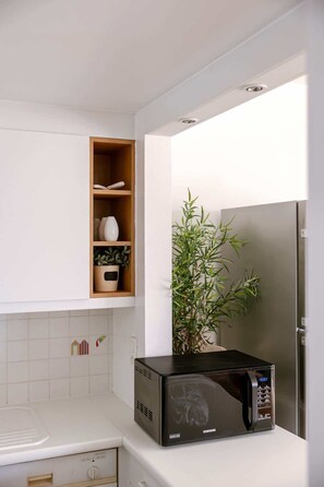 Refrigerador, microondas, horno y parrilla de estufa 