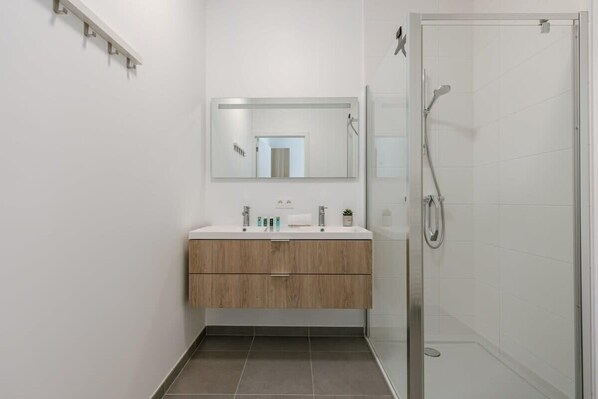 Shower, hair dryer, towels, shampoo
