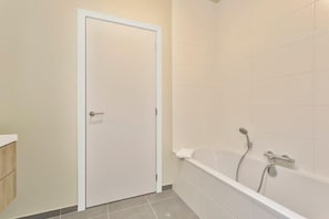 Dusche, Haartrockner, Handtücher, Shampoo