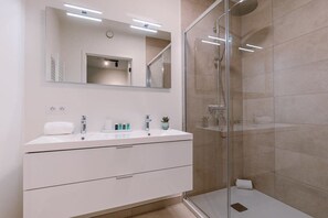 Shower, hair dryer, towels, shampoo - Casiola - Family apartment located by the sea (Oostende)