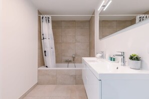 Shower, hair dryer, towels, shampoo - Casiola - Family apartment located by the sea (Oostende)