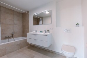Shower, hair dryer, towels, shampoo - Casiola - Family apartment located by the sea (Oostende)