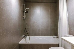 Douche, serviettes fournies, shampoing