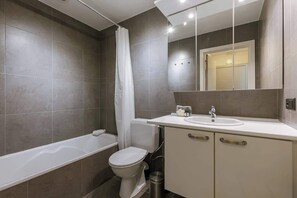 Shower, towels, shampoo - Beachside Bliss in Blankenberge (Blankenberge)