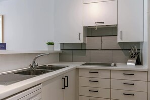 Fridge, microwave, oven, stovetop - Beachside Bliss in Blankenberge (Blankenberge)