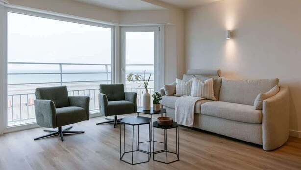 A modern living room with a sofa, two armchairs, and a coffee table. - Waterfront retreat w/ beach access (De Panne)