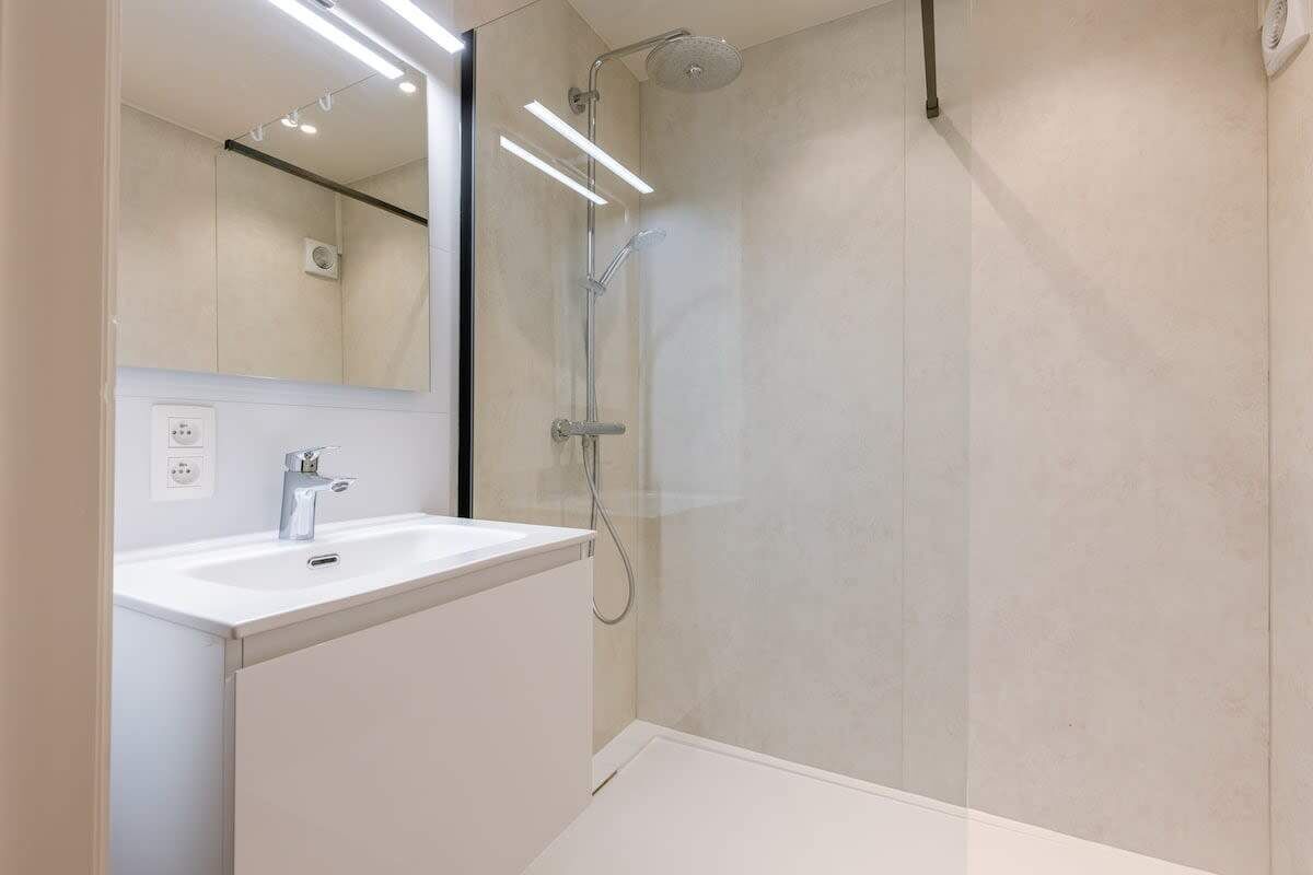 Shower, hair dryer, towels, shampoo