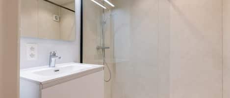 Shower, hair dryer, towels, shampoo